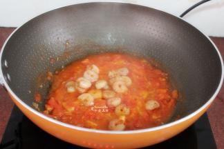 把煎好虾仁加入；