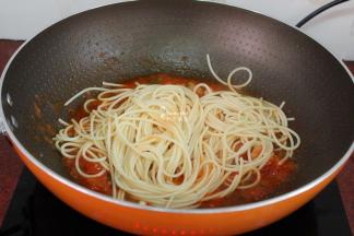 再把意面加入，煮沸，放盐；