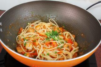 放入香葱，炒均即可。