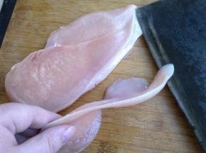鸡胸肉横着用刀平切下一块肉，这样做就会得到一块比较薄的鸡肉。
