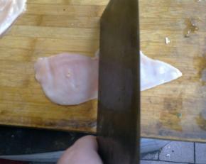 用刀背将鸡肉正反面轻轻拍松。
