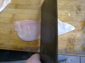 用刀背将鸡肉正反面轻轻拍松。