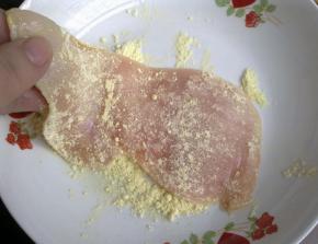 将鸡肉铺满香蒜炸粉，腌制10分钟入味。