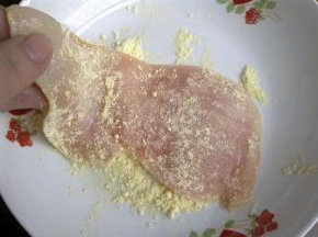 将鸡肉铺满香蒜炸粉，腌制10分钟入味。