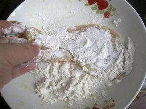 拍些干淀粉在鸡肉上，两边都要沾上。