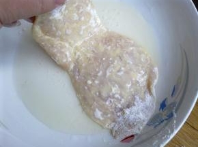 放入蛋液中沾满蛋液。