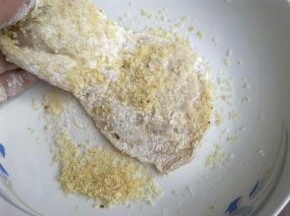 两面沾满面包糠。