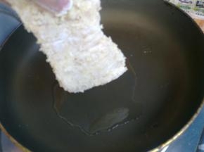 小火将鸡排煎至两面金黄。