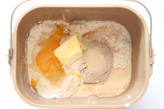 把所有食材一同放入面包桶，