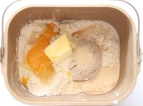 把所有食材一同放入面包桶，