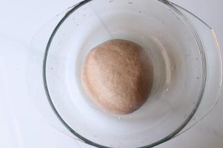 取出整形放入盆内常温发酵40分钟「最近天气变凉了，发酵得时间会比夏天相对延长，冬天可借助烤箱发酵」