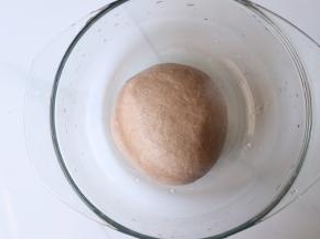 取出整形放入盆内常温发酵40分钟「最近天气变凉了，发酵得时间会比夏天相对延长，冬天可借助烤箱发酵」