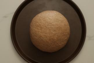 取出再次整形，放入学厨9寸不沾披萨烤盘中常温发酵30分钟