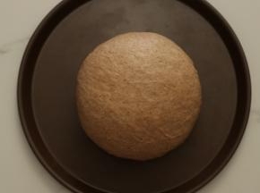 取出再次整形，放入学厨9寸不沾披萨烤盘中常温发酵30分钟