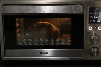 放入东菱烤箱底层上下火160度烘烤30分钟。「不夹馅烘烤完就ok了」