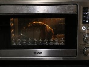 放入东菱烤箱底层上下火160度烘烤30分钟。「不夹馅烘烤完就ok了」