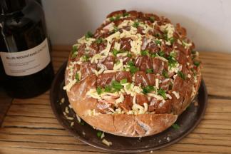 把面包取出#字割至面包2/3处，不要割断噢，夹入培根，马苏里芝士，香葱后放入烤箱200度15分钟即可