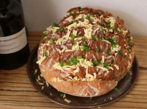 把面包取出#字割至面包2/3处，不要割断噢，夹入培根，马苏里芝士，香葱后放入烤箱200度15分钟即可