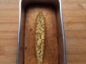 自然放凉，轻轻震动几下就脱模了。