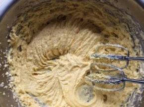 搅拌好的黄油体积膨大一倍，呈羽毛状；