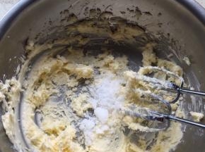 软化好的黄油打至松散，加入细砂糖，打至黄油膨松，色泽变浅；