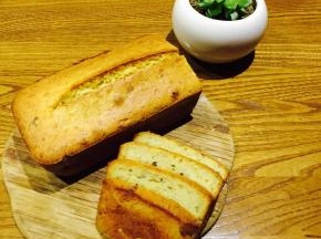 香甜可口的香蕉磅蛋糕孩子们的餐后甜点。