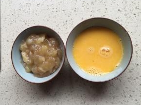 鸡蛋也要提前从冰箱取出回温，打散成蛋液，香蕉压成泥；