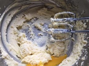 分3次少量加入鸡蛋液，每加入一次都用电动打蛋器搅拌均匀，再加下一次；