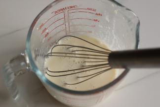 将牛奶，色拉油，酸奶入入容器中搅拌均匀。