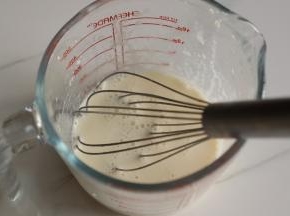 将牛奶，色拉油，酸奶入入容器中搅拌均匀。