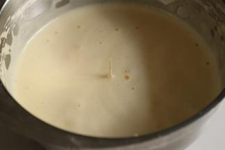 全蛋加入白砂糖柠檬汁打发至能画出8字且不易消失的状态，或用牙签插入不会向一边倾斜。