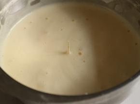 全蛋加入白砂糖柠檬汁打发至能画出8字且不易消失的状态，或用牙签插入不会向一边倾斜。