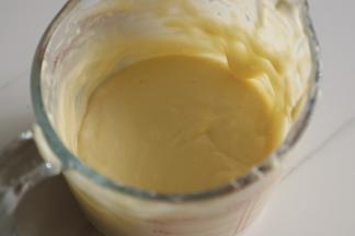 打发好的全蛋加入三分之一至面粉中，用电动打蛋器打匀，