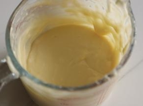 打发好的全蛋加入三分之一至面粉中，用电动打蛋器打匀，