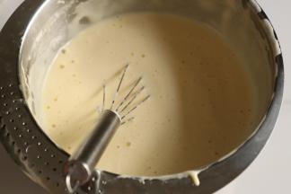 把打匀好的面糊倒入全蛋液中，用切拌的手动，把面糊拌匀。