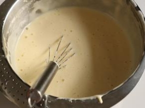 把打匀好的面糊倒入全蛋液中，用切拌的手动，把面糊拌匀。