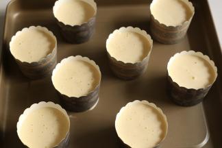 倒入学厨蛋糕纸杯模具中。