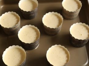 倒入学厨蛋糕纸杯模具中。