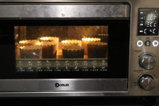 放入东菱烤箱中下层，我用130度烤50分钟。