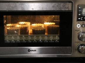 放入东菱烤箱中下层，我用130度烤50分钟。