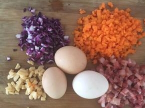 胡萝卜，紫甘蓝，腊肠，鳕鱼肠切丁。鸡蛋打入碗中，搅散。