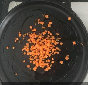 锅内加油，放入胡萝卜翻炒。胡萝卜溶于油，所以需要先炒。