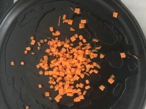 锅内加油，放入胡萝卜翻炒。胡萝卜溶于油，所以需要先炒。