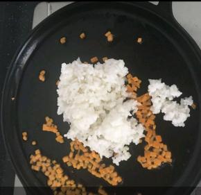 加入米饭翻炒，