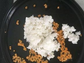 加入米饭翻炒，