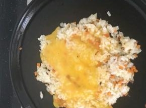 米饭受热均匀后，倒入鸡蛋液。这样鸡蛋液可以包裹每粒米饭。