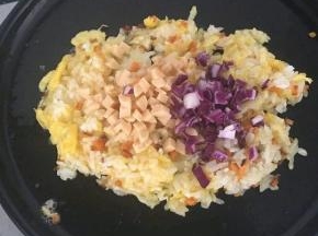 加入紫甘蓝，鳕鱼肠和腊肠，翻炒。