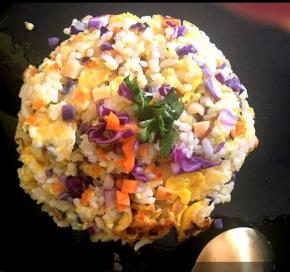 炒好之后，装在碗里，倒扣在盘中。撒上一点胡萝卜丁，紫甘蓝，香菜装饰。