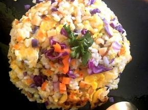 炒好之后，装在碗里，倒扣在盘中。撒上一点胡萝卜丁，紫甘蓝，香菜装饰。