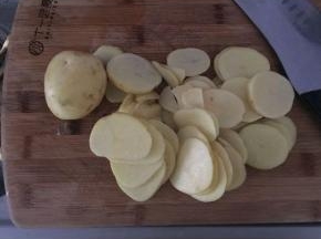 土豆洗净，削皮，切成片。